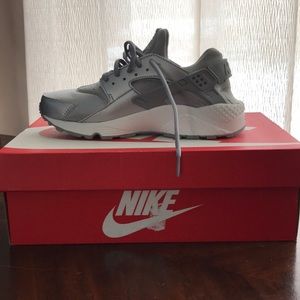 😍 BRAND NEW Silver Huarache Air 😍